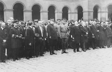 Marschall Joffre, General Pershing und Präsident Poincaré begrüßen das erste Kontingent amerikanischer Truppen, das in Frankreich ankommt, im Hôtel des Invalides, Paris, 4. Juli 1917